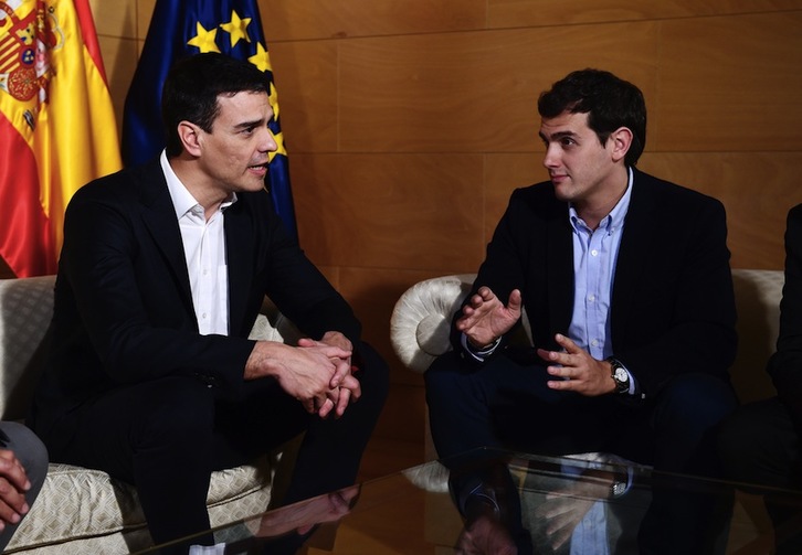 Pedro Sánchez y Albert Rivera se han reunido en el Congreso durante dos horas y media. (Pierre-Philippe MARCOU/AFP)
