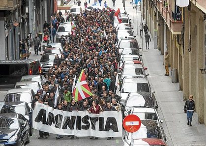 Euskal Herria: Una multitud exige "respeto a los derechos" de presos y exiliados. [vídeo] - Página 2 0403_eh_ATA2