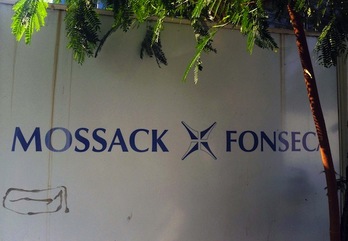 Exterior de la sede del bufete Mossack Fonseca. (Rodrigo ARANGUA/AFP)