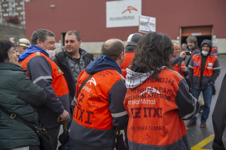 Los trabajadores se han concentrado a las puertas de la planta de Zumarraga. (Juan Carlos RUIZ / ARGAZKI PRESS)