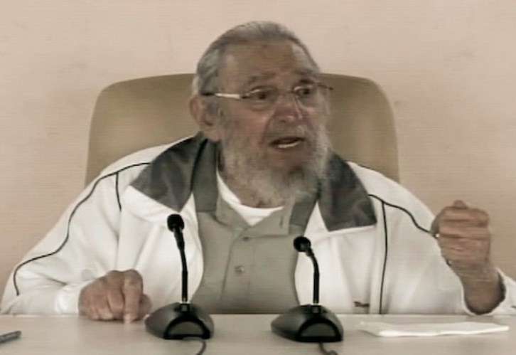 Fidel Castro, durante su alocución, en una captura de la señal de la televisión cubana. (AFP)
