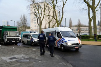 Policías belgas en Anderlecht, lugar donde se han producido algunas de las detenciones. (Thierry CHARLIER / AFP)