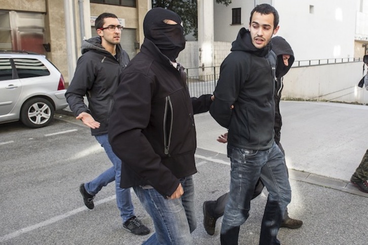 Dos agentes se llevan a Ibai Moreno, mientras su hermano Iker, que denunció torturas, asiste al arresto. (Jagoba MANTEROLA / ARGAZKI PRESS)