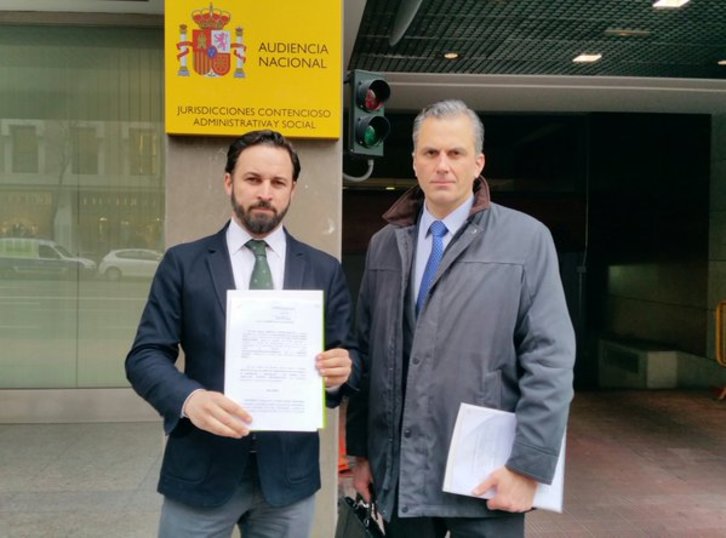 Santiago Abascal y Javier Ortega, tras presentar la denuncia. (@vox_es)