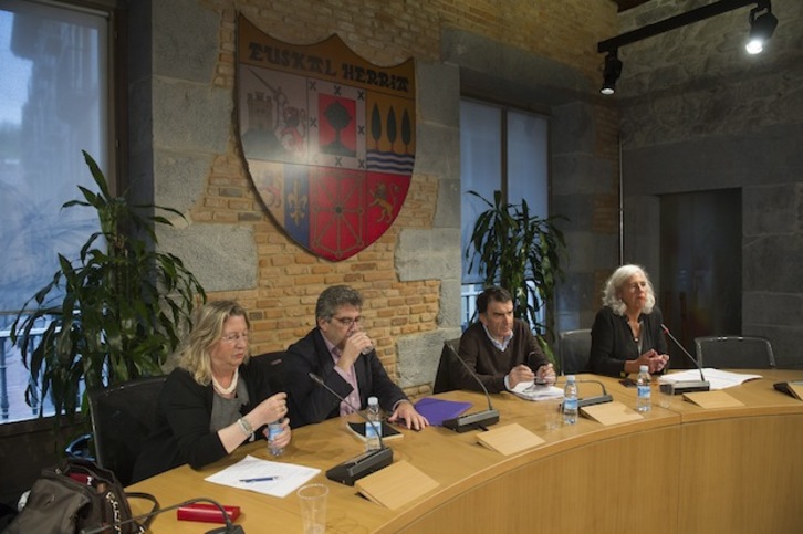 El juez De Prada, junto a la catedrática Carmen Lamarca, el abogado Iñigo Iruin y la jueza Garbiñe Biurrun, el día 14 de abril en Tolosa. (Juan Carlos RUIZ / ARGAZKI PRESS)