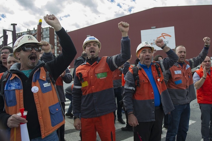 Trabajadores de Arcelor Mittal frente a la planta de Zumarraga. (Juan Carlos RUIZ / ARGAZKI PRESS)
