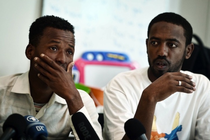 Ismam Mowlid y Mahmud Muaz, supervivientes del naufragio. (LOUISA GOULIAMAKI / AFP)