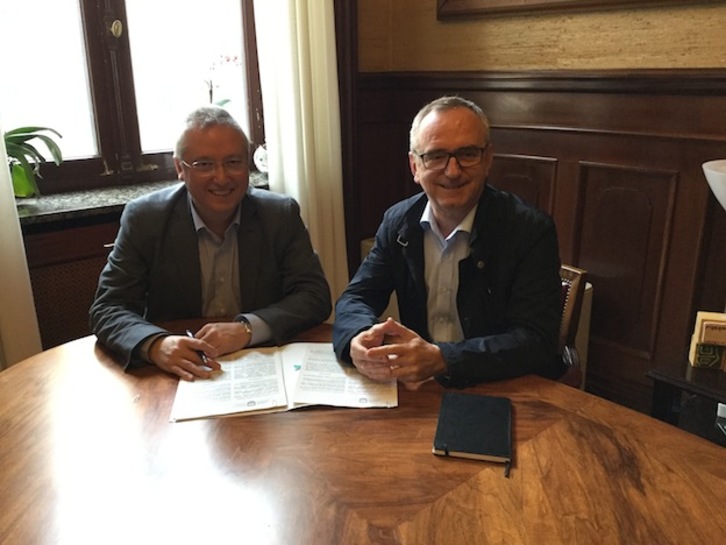 El diputado de Medio Ambiente, José Ignacio Asensio, y el director de Biodonostia, Julio Arrizabalaga. (Diputación de Gipuzkoa)