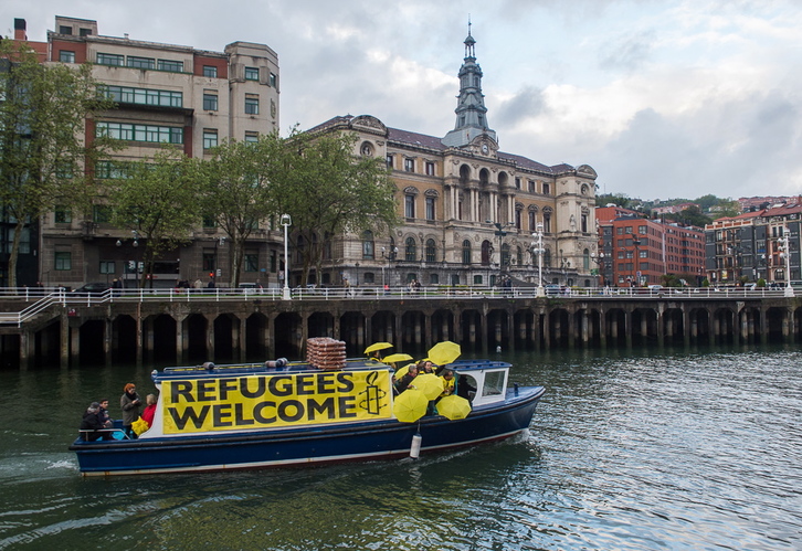 Este es el barcon el que Amnistía Internacional ha recorrido la ría de Bilbo. (ARGAZKI PRESS)