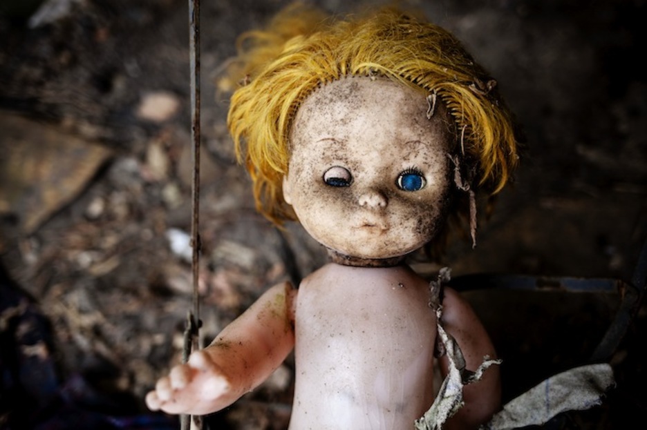 Una muñeca abandonada en una casa dentro del área de exclusión. (Juan TEIXEIRA)
