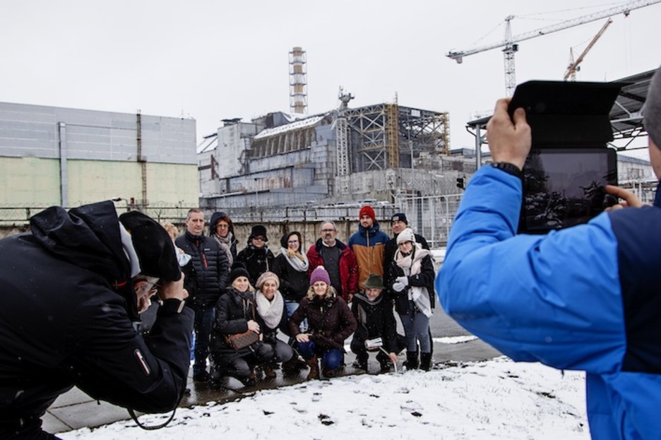 Un grupo de turistas catalanes posando ante el reactor 4. (Juan TEIXEIRA)
