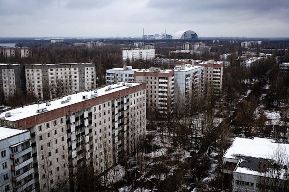 Vista del reactor 4 y el nuevo sarcófago en construcción desde un edificio de la ciudad de Pripyat. (Juan TEIXEIRA)