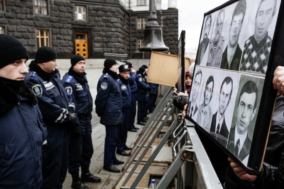 Retratos de fallecidos por el accidente, mostrados como protesta ante la sede del Gobierno ucraniano. (Juan TEIXEIRA)