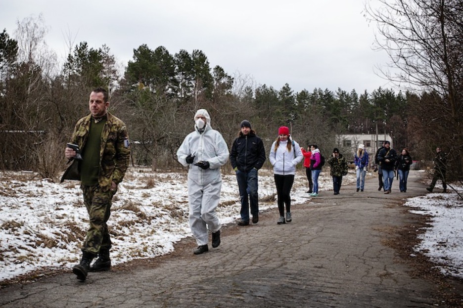 Turistas checos vestidos para la ocasión visitando el área de exclusión en un tour organizado. (Juan TEIXEIRA) 