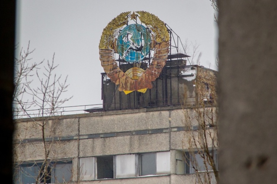 Los vestigios soviéticos, como este escudo, se ven por toda la ciudad de Pripyat. (Pablo GONZÁLEZ)