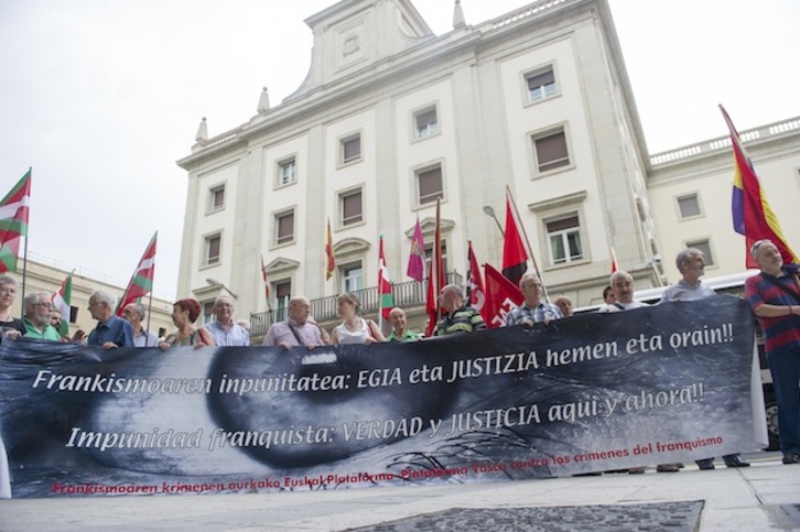 Concentración de la Plataforma Vasca contra los Crímenes del Franquismo. (Juanan RUIZ / ARGAZKI PRESS)