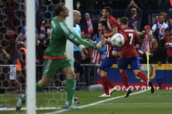 Neuer saca el balón de su portería mientras los colchoneros celebran el gol de Saúl. (César MANSO / AFP)