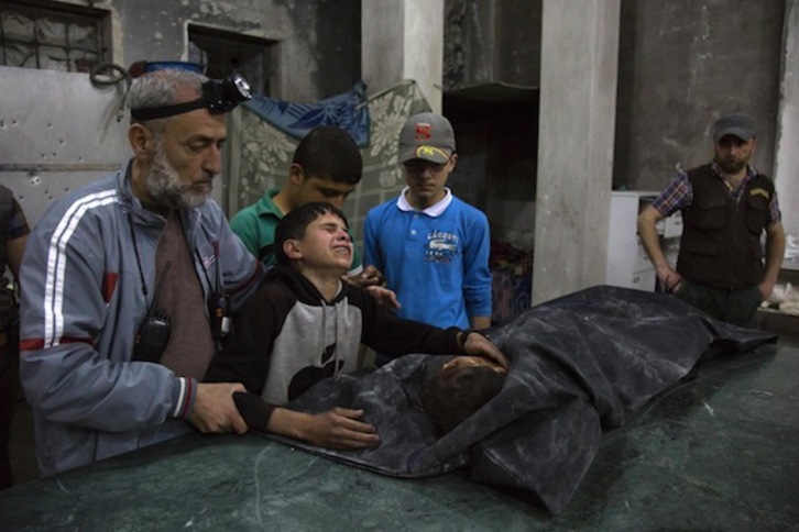 Un niño llora la muerte de un familiar en el ataque aéreo. (Karam AL-MASRI/AFP)
