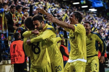 Los jugadores del Villarreal celebran el gol de Adrián. (Biel ALINO / AFP)