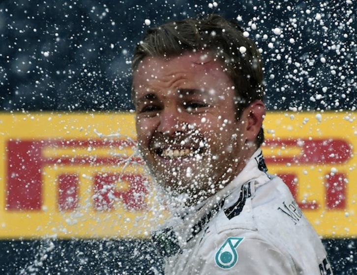 Rosberg celebra el título en el podio. (ALEXANDER NEMENOV / AFP)