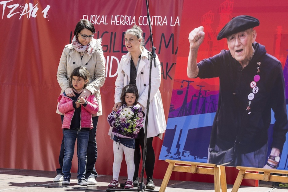 Homenaje a Periko Solabarria en la movilización de LAB de Sestao. (Aritz LOIOLA / ARGAZKI PRESS)