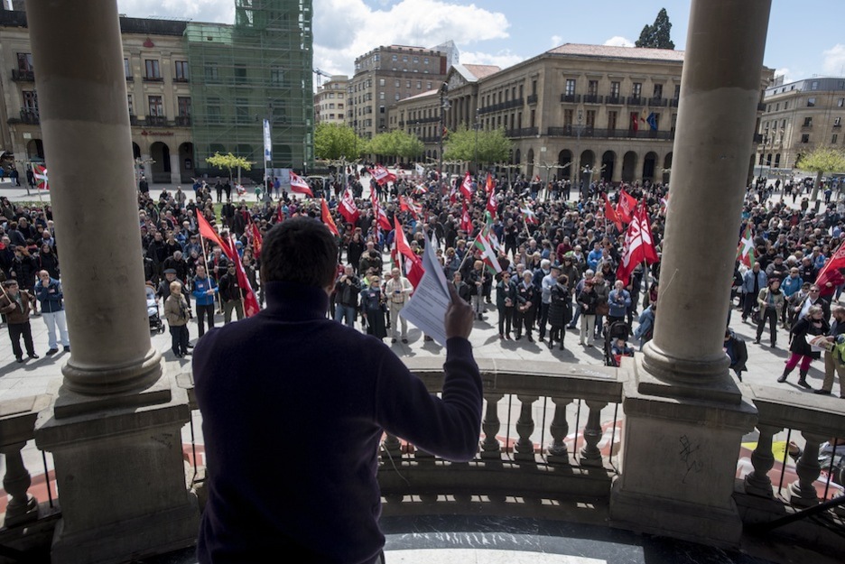 Igor Arroyo se dirige a los asistentes a la manifestación de LAB en Iruñea. (Iñigo URIZ / ARGAZKI PRESS)