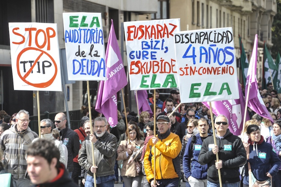 Carteles en la marcha de ELA en Iruñea.  (Idoia ZABALETA / ARGAZKI PRESS)