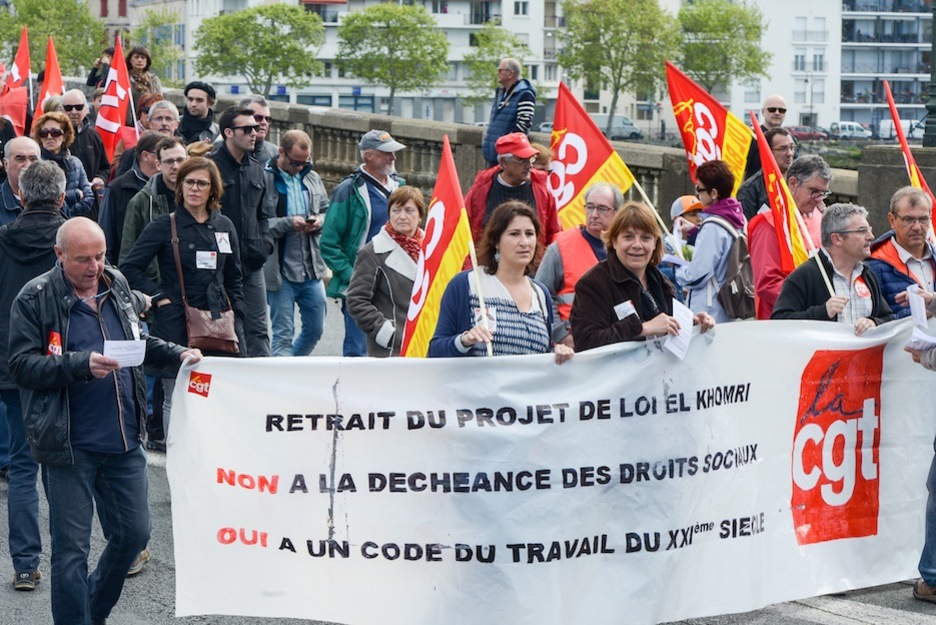 Pancarta del sindicato CGT en la capital labortana. (Isabelle MIQUELESTORENA)