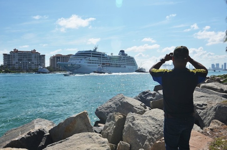 Un hombre fotografía la salida del crucero ‘Adonia’. (Gastón DE CÁRDENAS/AFP)