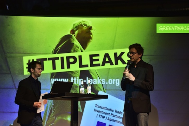 Representantes de Greenpeace, durante la presentación de los documentos sobre el TTIP. (John MACDOUGALL/AFP)