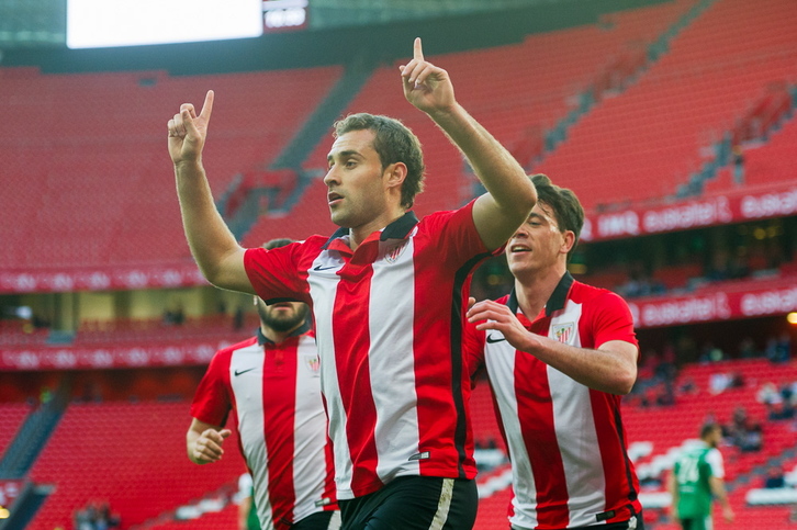 Santamaría ha adelantado al Bilbao Athletic. (Monika DEL VALLE / ARGAZKI PRESS)