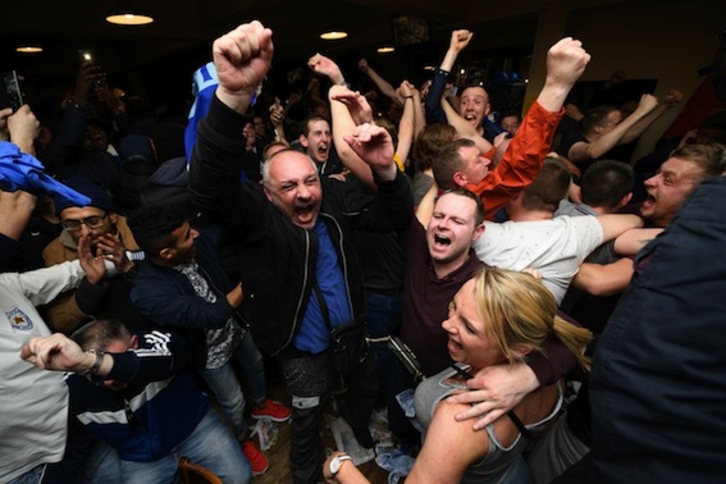 Seguidores del Leicester celebran el flamante título. (Leon NEAL/AFP)
