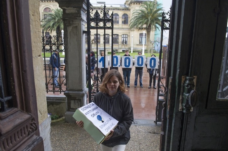 Integrantes de Donostia Antitaurina entregan 10.000 firmas contra las corridas de toros en el Ayuntamiento. (Juan Carlos RUIZ/ARGAZKI PRESS)