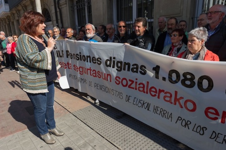 La parlamentaria Eva Blanco se dirige a los pensionistas concentrados frente al Parlamento. (Juanan RUIZ/ARGAZKI PRESS)