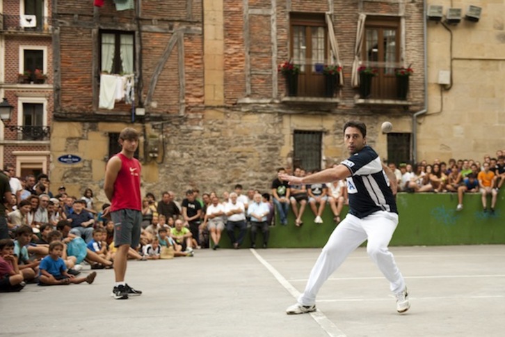 Mikel Goñi, durante un partido en la Plaza de la Trinidad, en Donostia. (Gari GARAIALDE / ARGAZKI PRESS)