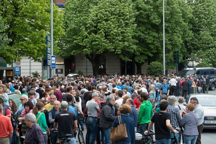 Cientos de personas han protestado ante la sede de la ETB. (Iñigo URIZ / ARGAZKI PRESS)