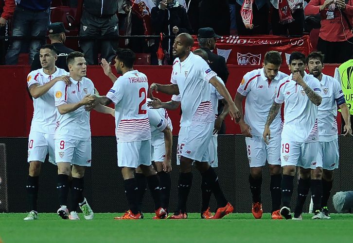 Los jugadores del Sevilla celebran uno de los goles. (Cristina QUICLER / AFP)