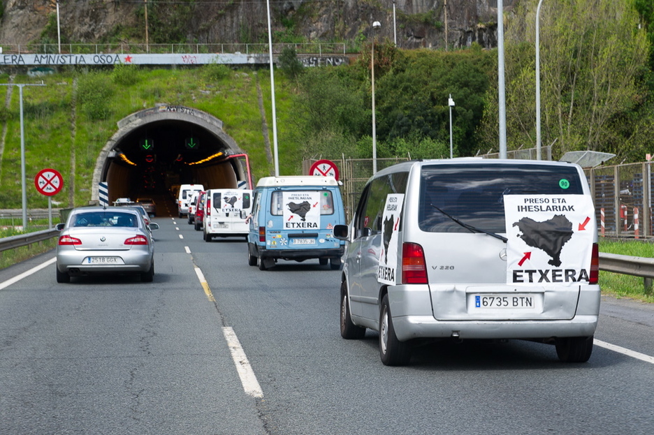 Una hilera de 400 furgonetas se adentra en los túneles de Malmasin en Bilbo.