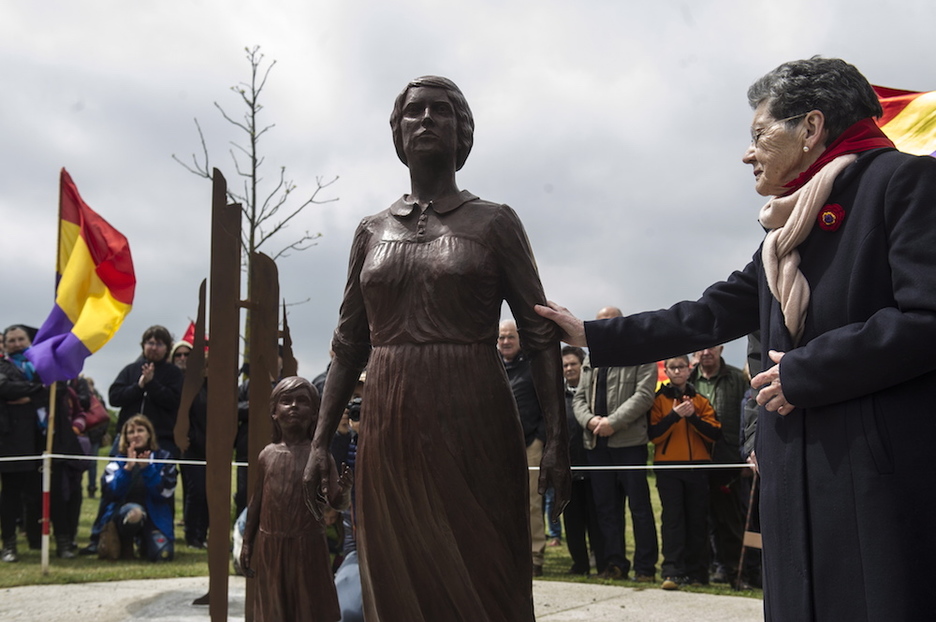 La escultura se ha realizado por iniciativa de la Asociación de Familiares de Fusilados de Nafarroa y la Asociación Pueblo de las Viudas.