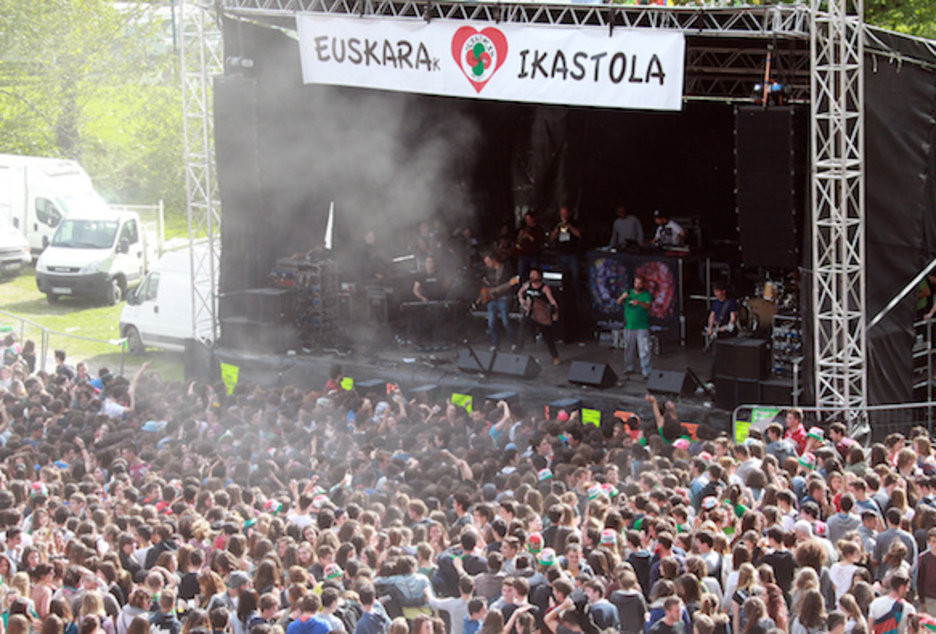 Grosse affluence autour de la scène de Nafarroa pour écouter Esne Beltza et Dubioza Kolektiv. © Bob EDME Grosse affluence autour de la scène de Nafarroa pour écouter Esne Beltza et Dubioza Kolektiv. © Bob EDME