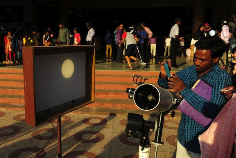 Un hombre fotografía la proyección del tránsito de Mercurio. (Arun SANKAR/AFP)