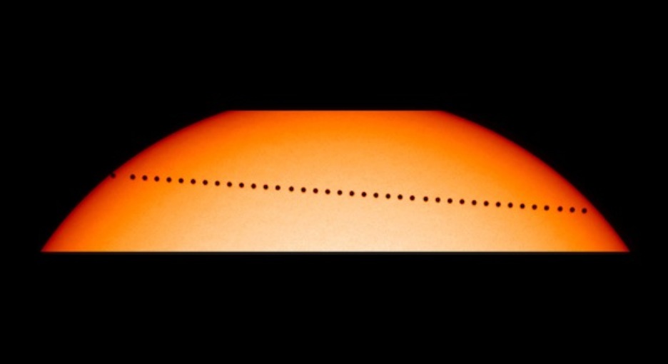 El tránsito de Mercurio, en una imagen compuesta por la NASA. (AFP)