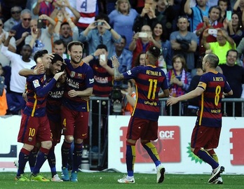 Los jugadores del Barcelona celebran uno de los goles de Suárez. (Cristina QUICLER/AFP)