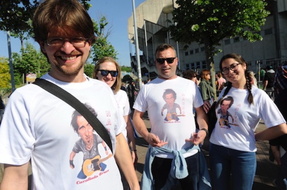 Seguidores de Springsteen en Donostia. (Jon URBE/ARGAZKI PRESS)