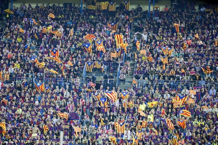 Aficionados del Barcelona, en la final de Copa de 2012 contra el Athletic. (Luis JAUREGIALTZO / ARGAZKI PRESS)
