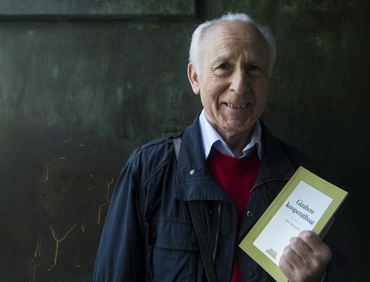 Joxe Azurmendi, ‘Gizabere kooperatiboaz’ lanarekin. (Jon URBE/ARGAZKI PRESS)