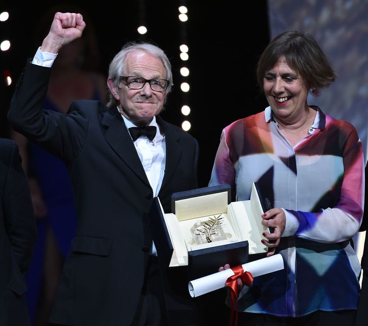 Ken Loach con la Palma de Oro de Cannes. (ALBERTO PIZZOLI / AFP)