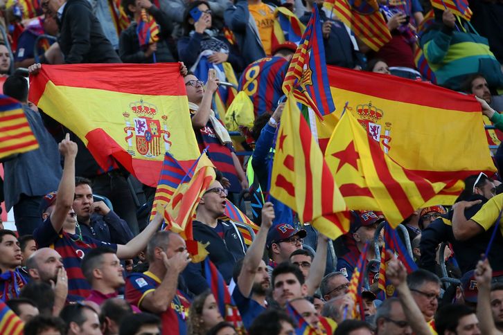 Esteladas y banderas españolas entre los aficionados del Barcelona. (Cesar MANSO / AFP)