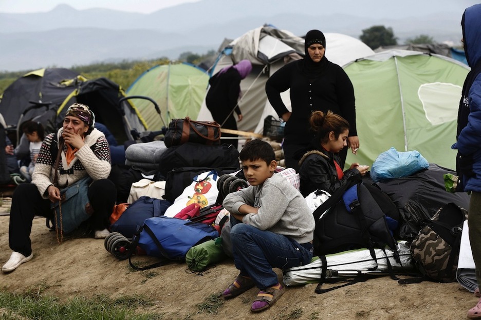 Una familia espera a ser desalojada. (Yannis KOLESIDIS / AFP)