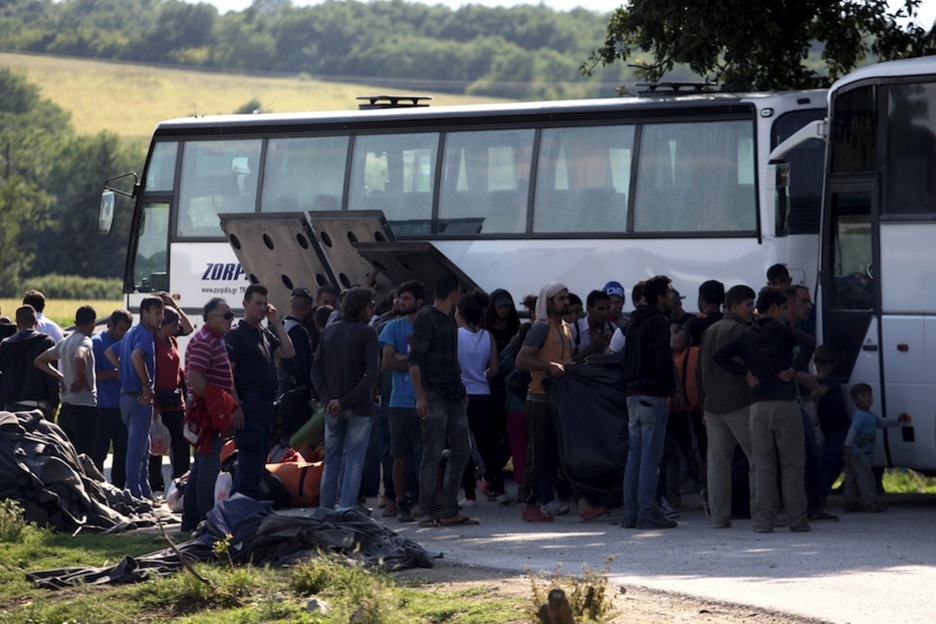 Desde primera hora los autobuses han trasladado a los refugiados. (Sakis MITROLIDIS / AFP)
